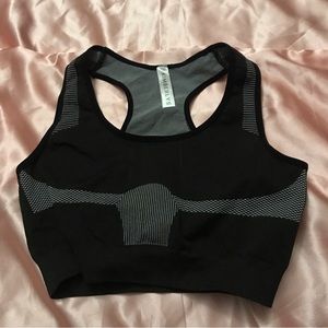 5/30% off - Black sports bra COMFORTABLE flattering cool nice